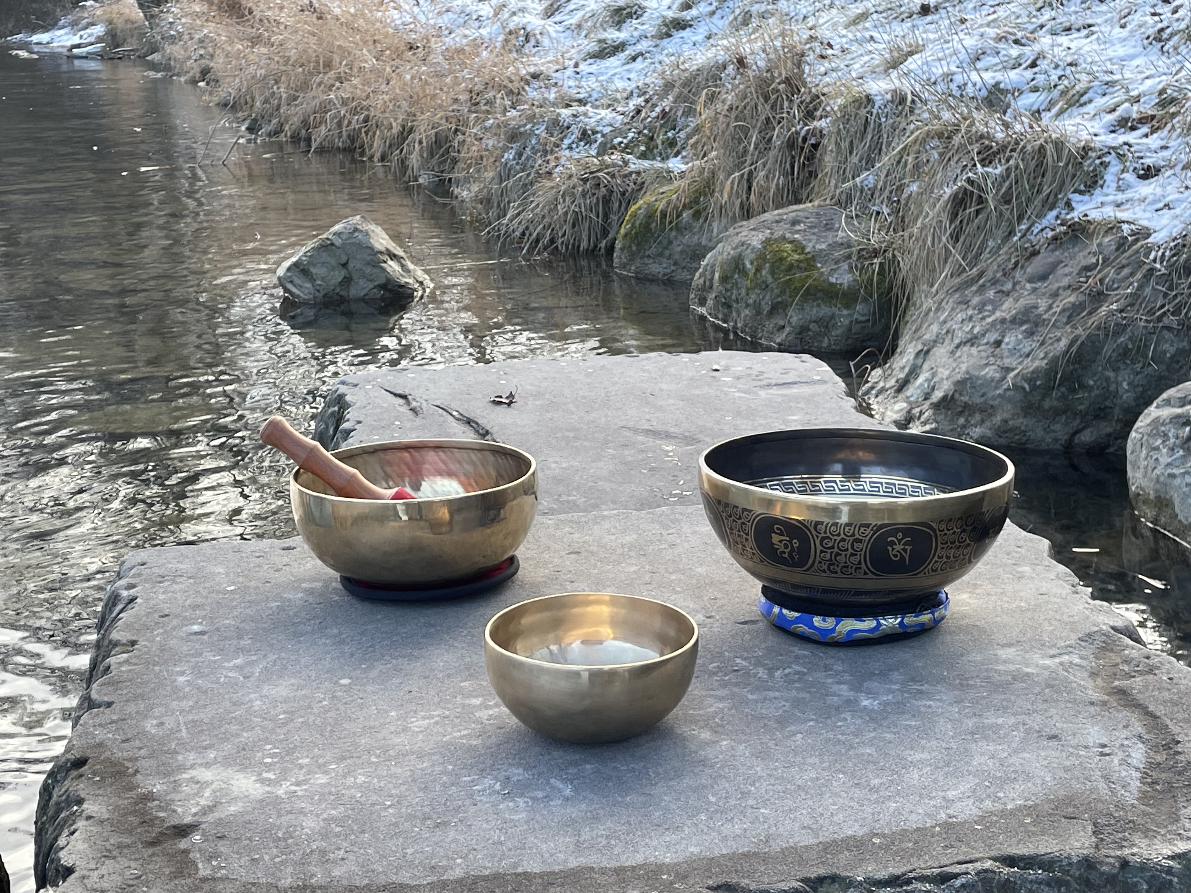 Klangschalen am Wasser